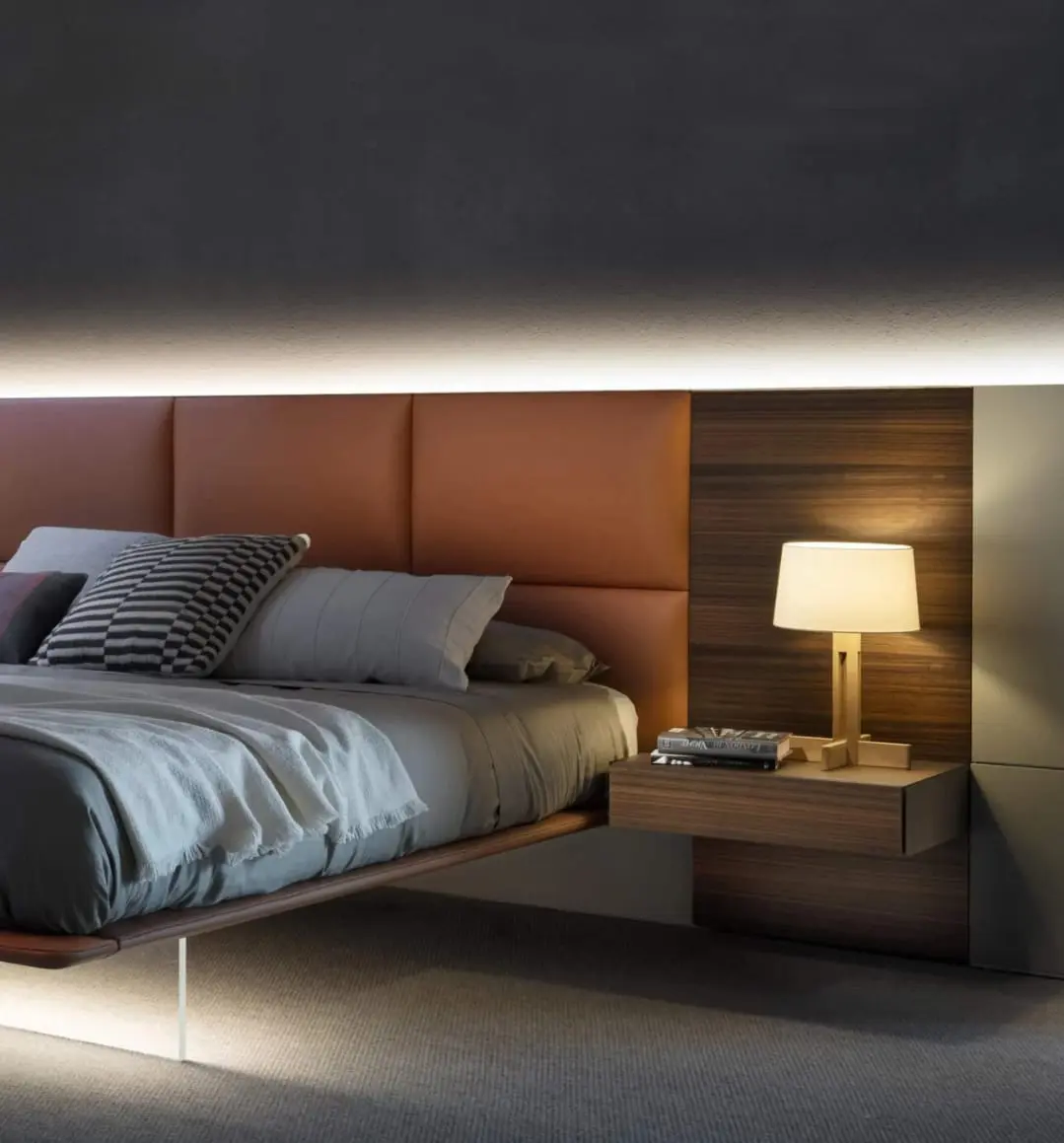Camera da letto moderna con testiera imbottita e comodini sospesi in legno, progetto di arredamento su misura